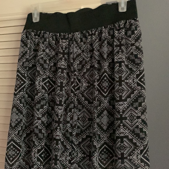 Black and white - Picture 4 of 5